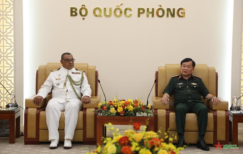 越共中央委员、国防部副部长黄春战上将会见南非驻越南国防武官尤金•文森特•杰弗里•达德利。