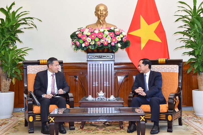越南外交部长裴青山（左）会见泰国外交部副部长萨伦·恰伦苏万。
