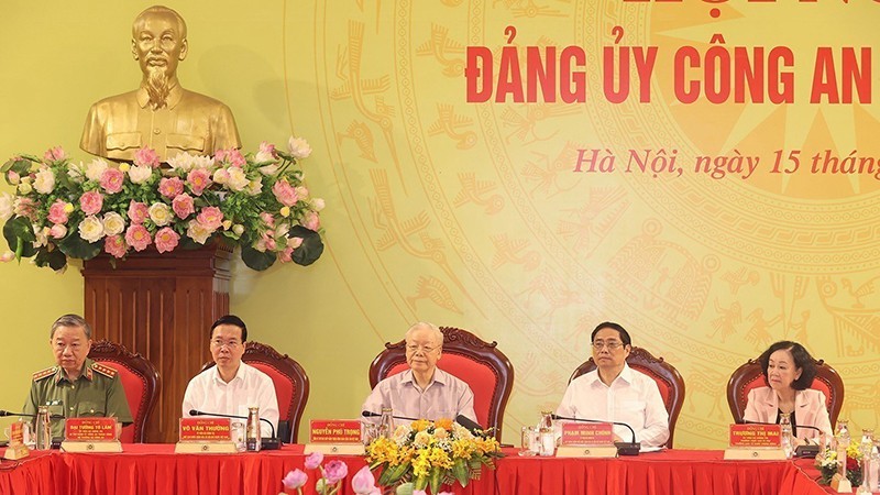 越共中央总书记阮富仲出席中央公安党委会议。