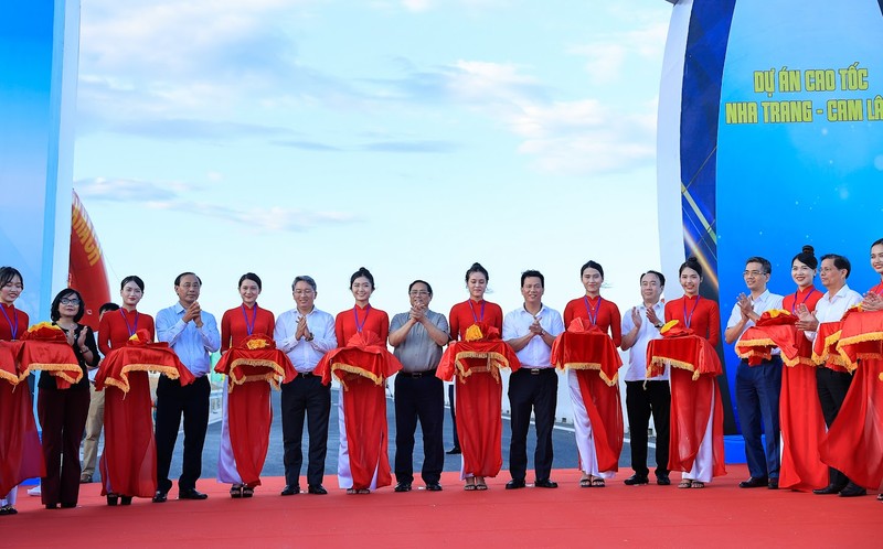 越南政府总理范明正出席东部北南高速公路芽庄-甘林和永好-潘切段竣工仪式。（图片来源：VGP）