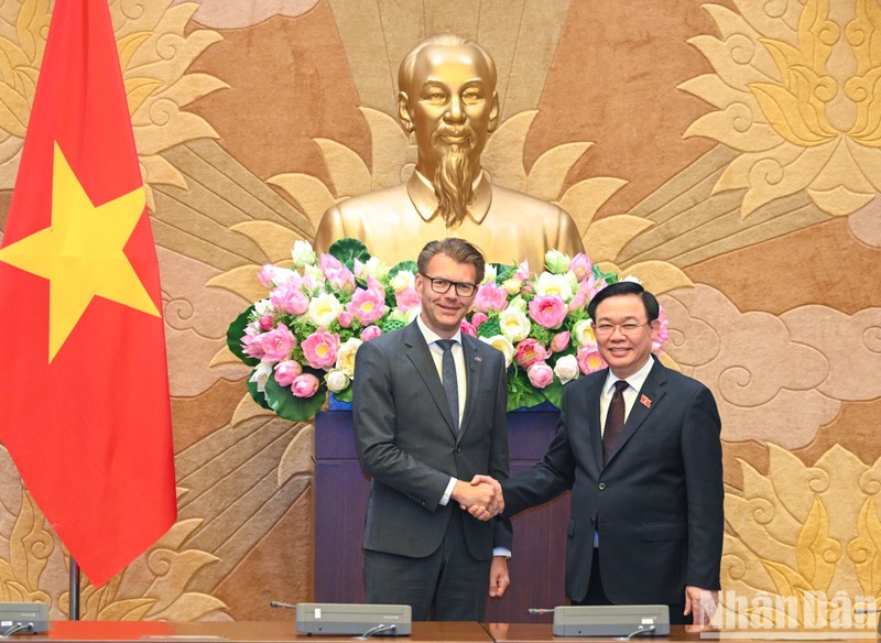 越南国会主席王廷惠和欧洲议会东南亚和东盟事务负责人丹尼尔·卡斯帕里。
