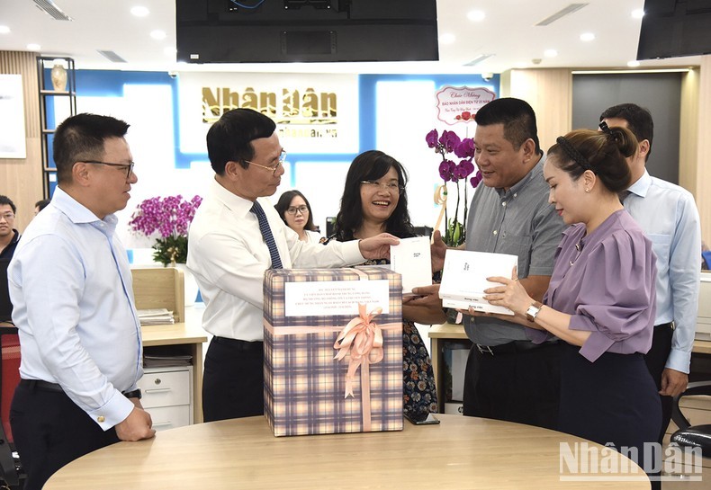 通信传媒部部长阮孟雄向人民报网赠送礼物。