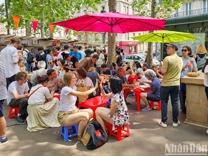 热闹非凡的越南街头美食节亮相法国。
