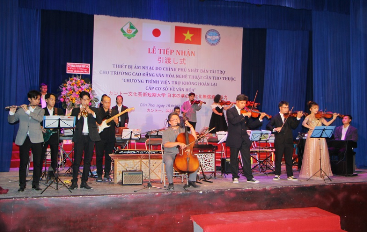 乐器设备交接仪式上举行的乐器演奏节目。（图片来源：cantho.gov.vn）