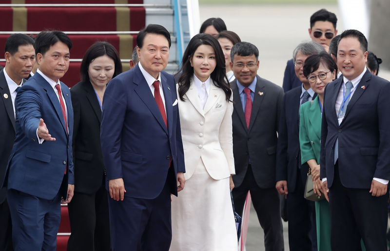 韩国总统尹锡悦抵达河内，开始对越南进行访问。