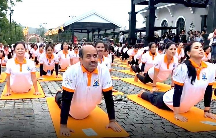 来自国内外25个瑜伽俱乐部的500余名瑜伽练习者参与瑜伽表演活动。（图片来源：时代报）