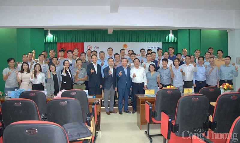 各学员参加第六届越南模具专家培训班合影。（图片来源：工商报）
