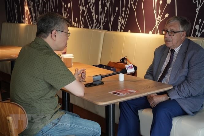 俄越友好协会副主席皮特·茨维托夫接受越通社驻莫斯科记者的采访。（图片来源：越通社）