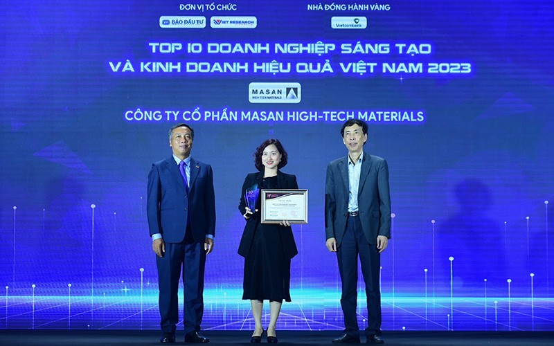 越南《投资报》与越南商业研究股份公司6月28日在河内联合举办表彰仪式。