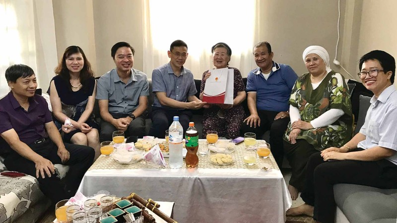 越南驻阿尔及利亚大使馆值古尔邦节之际探望旅居阿尔及利亚侨胞家庭。（图片来源：国际报）