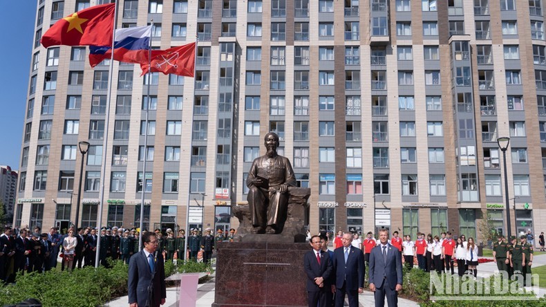 位于圣彼得堡市的胡志明主席塑像落成典礼隆重举行。