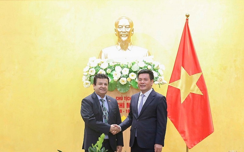 越南工贸部部长阮鸿延会见智利驻越特命全权大使塞尔吉奥•纳雷亚。