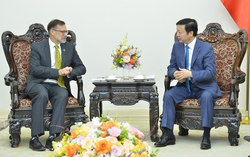 越南政府副总理陈红河会见澳大利亚国立大学能源与气候变化教授弗兰克·乔佐。