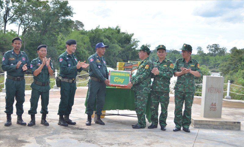 越南得乐省边防部队指挥部向蒙多基里省边境守护力量赠送慰问品。（图片来源：baodantoc.vn）