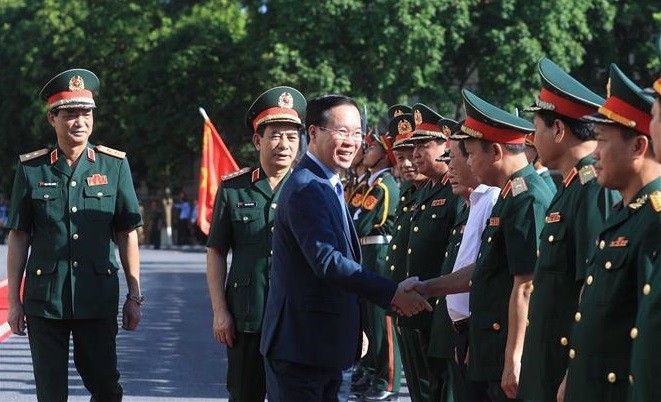 越南国家主席武文赏与第二军区领导亲切握手。（图片来源：越通社）