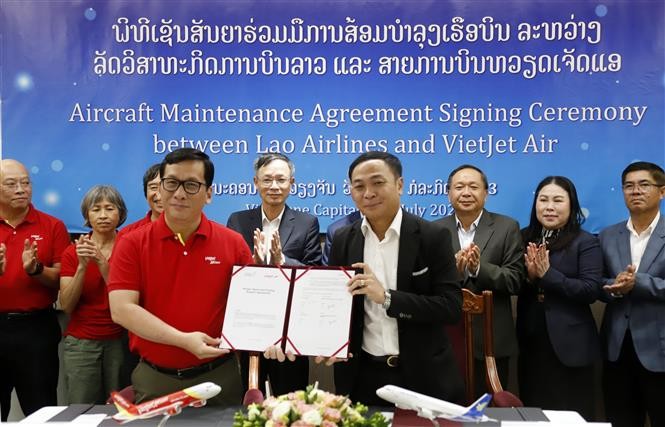 越捷航空股份公司与老挝国家航空公司在首都万象举行了飞机维修协议签字仪式。（图片来源：越通社）
