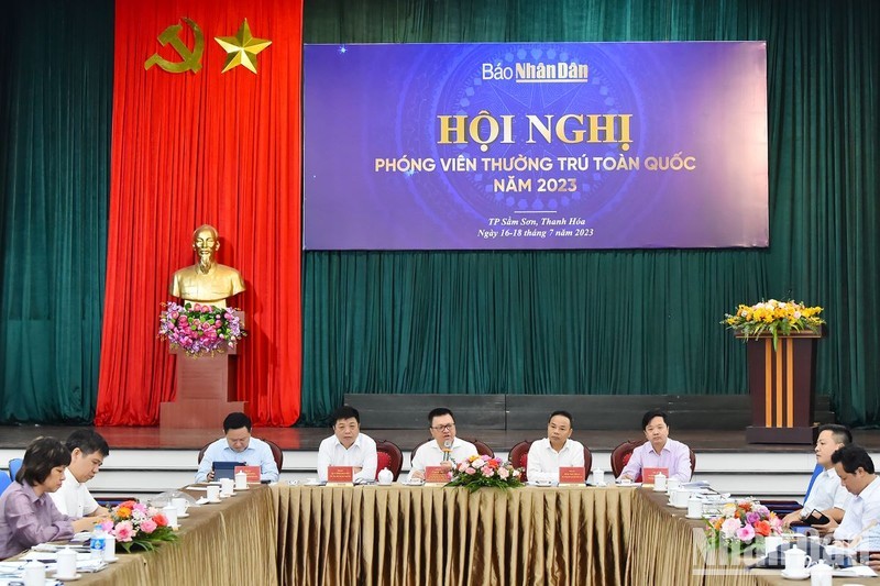 越共中央委员、《人民报》社总编辑、中央宣教部副部长、越南新闻工作者协会主席黎国明，各位副总编辑和常驻记者部领导主持会议。