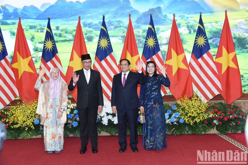 范明正总理、马来西亚总理安瓦尔和两位夫人合影。