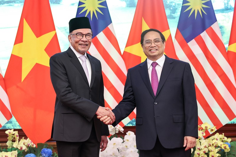 越南政府总理范明正与马来西亚总理安瓦尔。（图片来源：VGP）