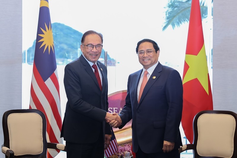 越南政府总理范明正和马来西亚总理安瓦尔·易卜拉欣在第42届东盟峰会期间举行会晤。（图片来源：VGP）