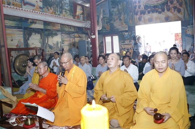 两国佛教信徒和代表共同出席超度法会。
