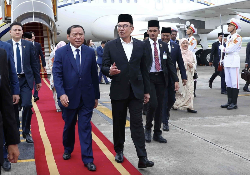 马来西亚总理安瓦尔·易卜拉欣携夫人和马来西亚代表团已抵达河内。（图片来源：越通社）