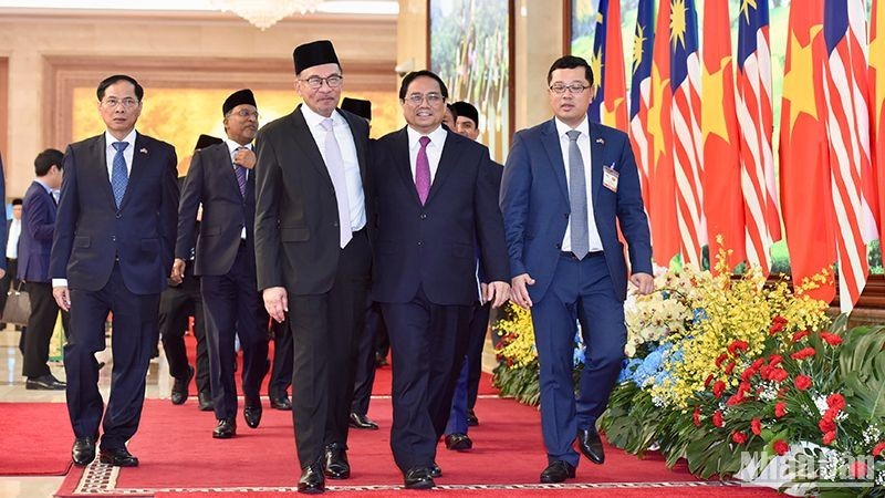 范明正总理同马来西亚总理安瓦尔·易卜拉欣前来出席各项合作文件签字仪式。