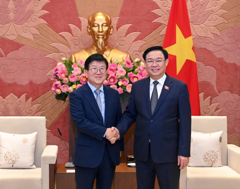 越南国会主席王廷惠会见前韩国国会议长朴炳锡。