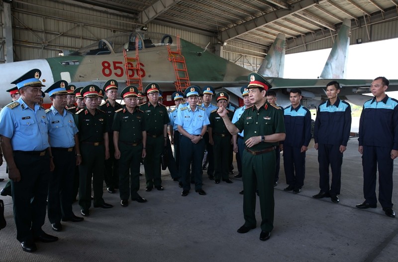 潘文江大将对越南人民军防空空军军种下属单位进行调研。（图片来源：越通社）