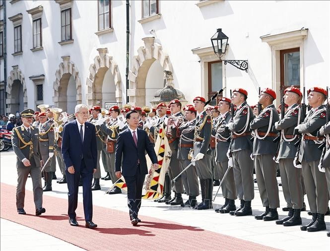 越南国家主席武文赏与奥地利总统亚历山大·范德贝伦检阅仪仗队。（图片来源：越通社）