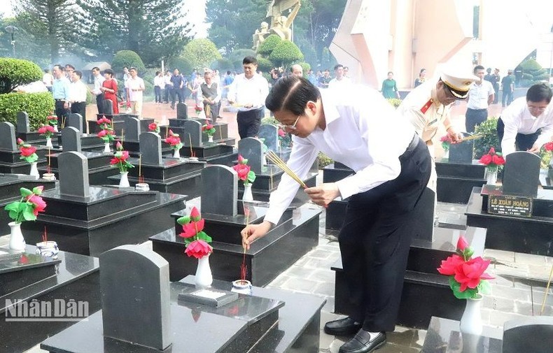 越共中央内政部部长潘廷镯在得乐省敬香缅怀英雄烈士。