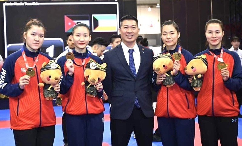 越南队夺得女子团体组手决赛金牌。（图片来源：越通社）