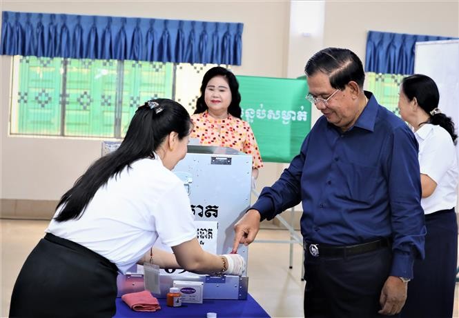 共有柬埔寨人民党、奉辛比克党等18个政党参加选举，角逐125个席位。（图片来源：越通社）