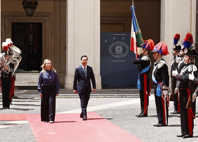 意大利总理 焦尔吉娅·梅洛尼迎接越南国家主席武文赏赐。（图片来源：越通社）