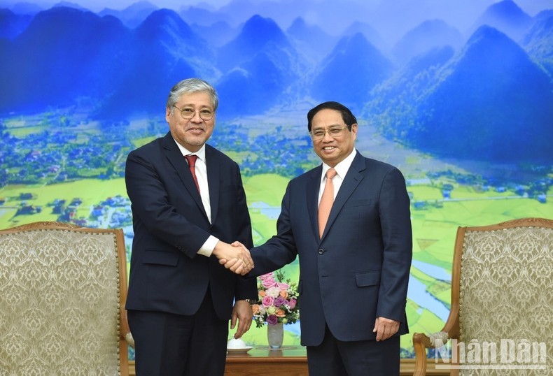 越南政府总理范明正和汇丰集团主席马克·塔克握手。