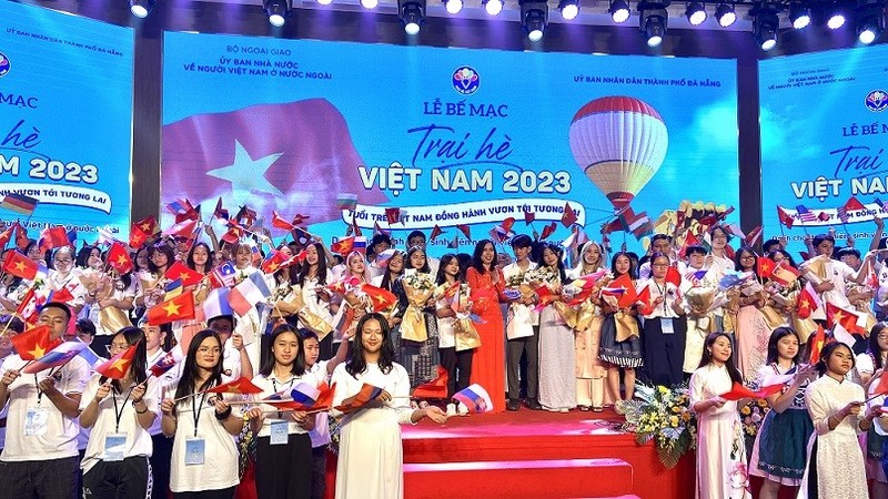 海外越南青年与组委会合影。