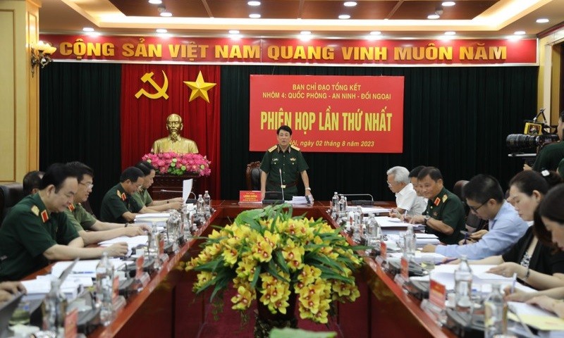 越共中央政治局委员、中央军委常委、越南人民军总政治局主任、国防-安全-对外编辑组组长梁强大将主持编辑组第一次会议。