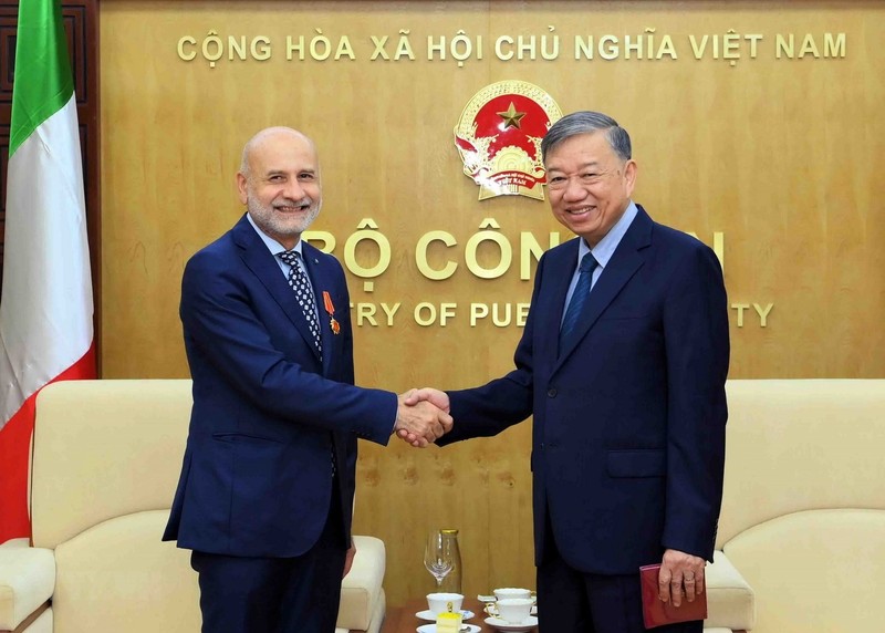 越南公安部部长苏林大将会见意大利驻越南大使安东尼奥·亚历山德罗。（图片来源：越通社）