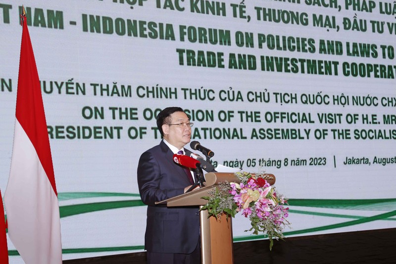 越南国会主席王廷惠在法律政策论坛上发言。（图片来源：国会官网）