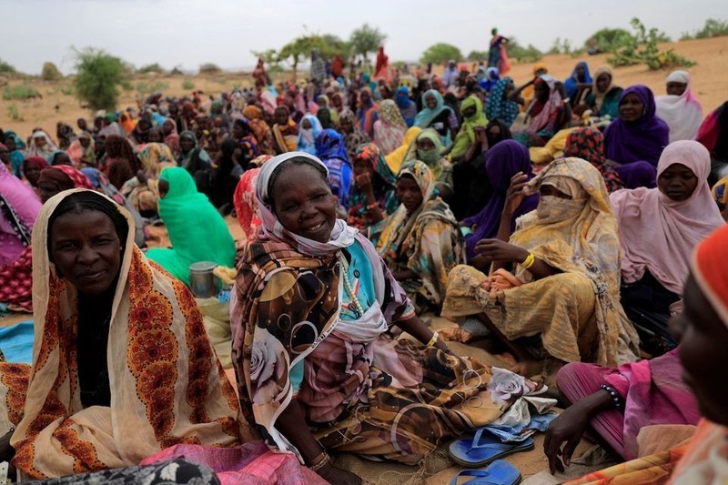 2023年5月11日，苏丹难民在苏丹和乍得边境附近的乍得库弗龙等待世界粮食计划署 提供的食品。（图片来源：路透社）