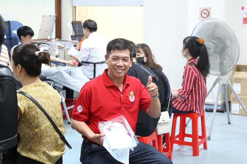 无偿献血超百次的陈明门先生。（图片来源：年轻人报）