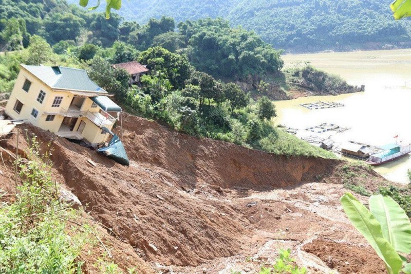 山体滑坡导致多处道路受阻。