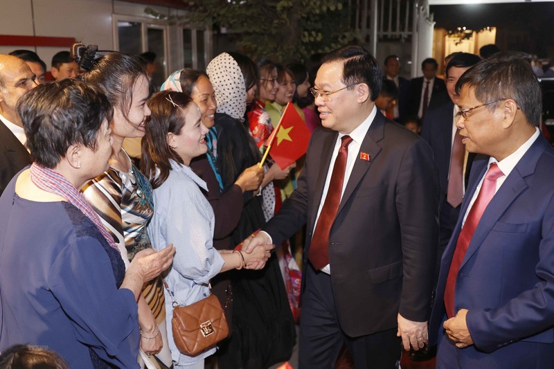 越南国会主席王廷惠与越南驻伊朗大使馆和旅伊越南人社群。（图片来源：越通社）