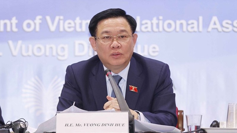 越南国会主席王廷惠回答伊朗代表的提问。