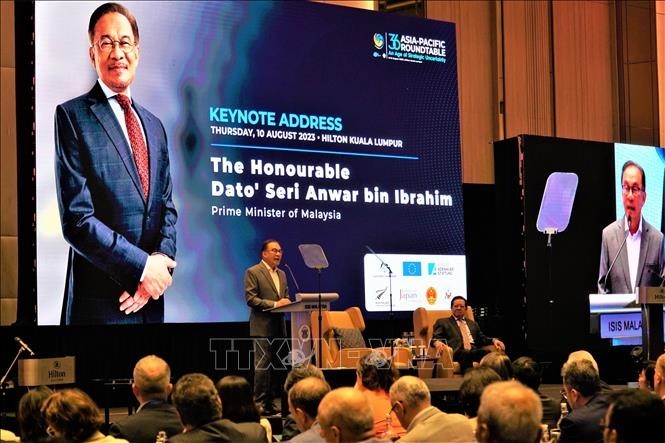 马来西亚总理安瓦尔·易卜拉欣在第36届亚太圆桌会议上发表讲话。（图片来源：越通社）