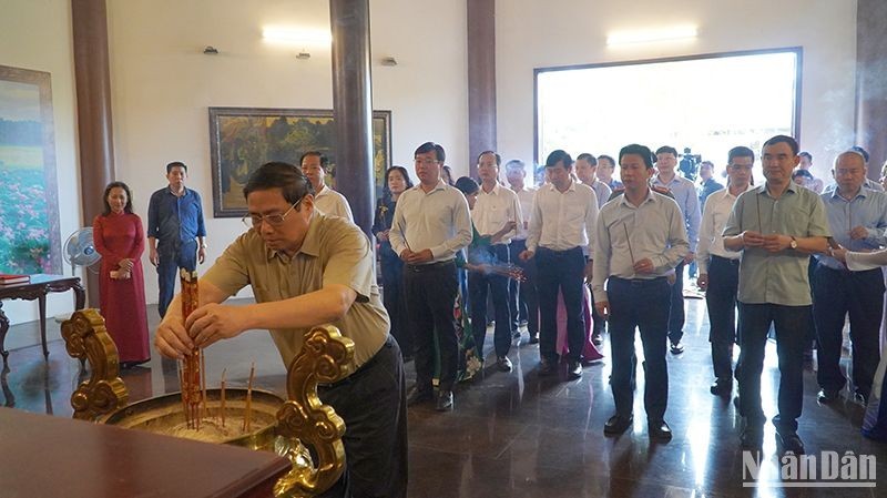 范明正总理在阮生色副榜遗迹区敬香。