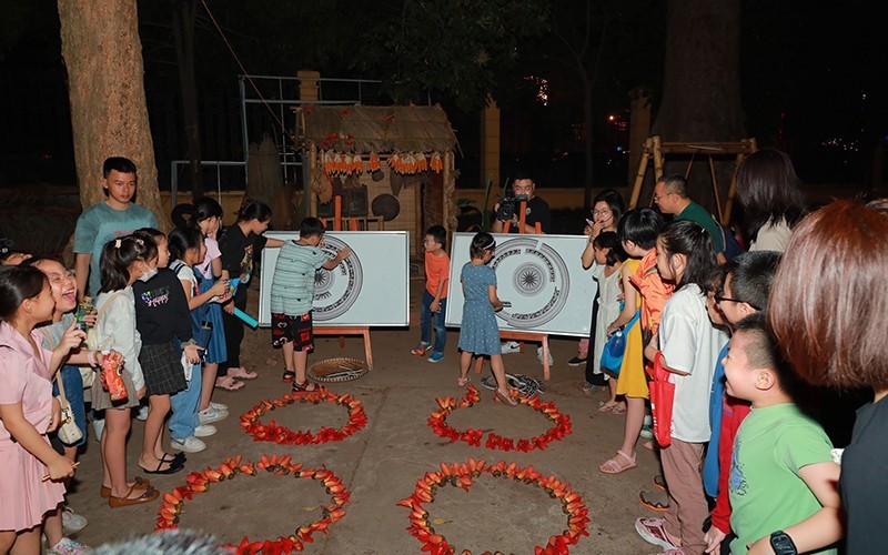 儿童们在夜间旅游线路“古鼓之声”期间参加游戏。