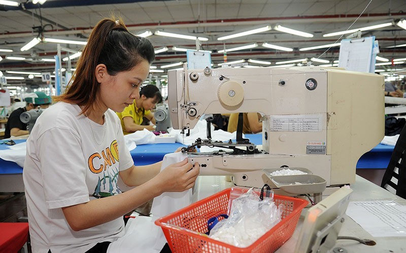 工人在北江制衣股份公司缝制出口服装。（图片来源：陈海 摄）