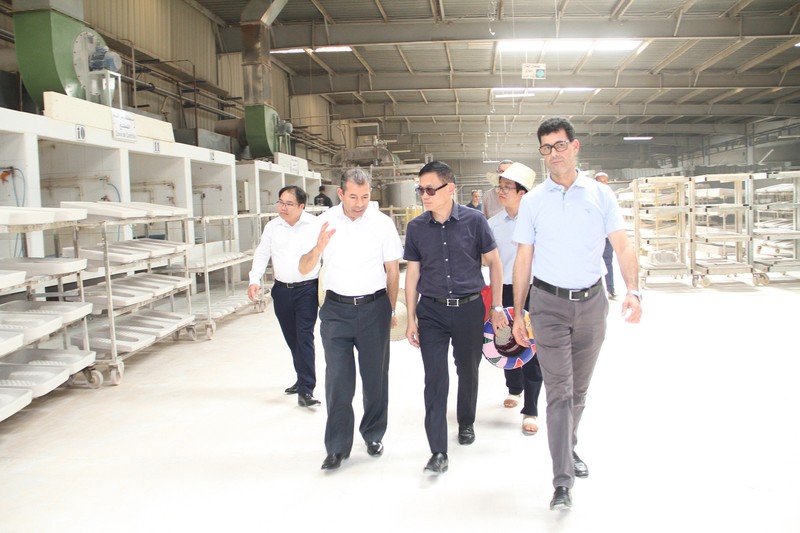 越南驻阿尔及利亚大使馆代表团参观GFR集团的工厂。（图片来源：越通社）