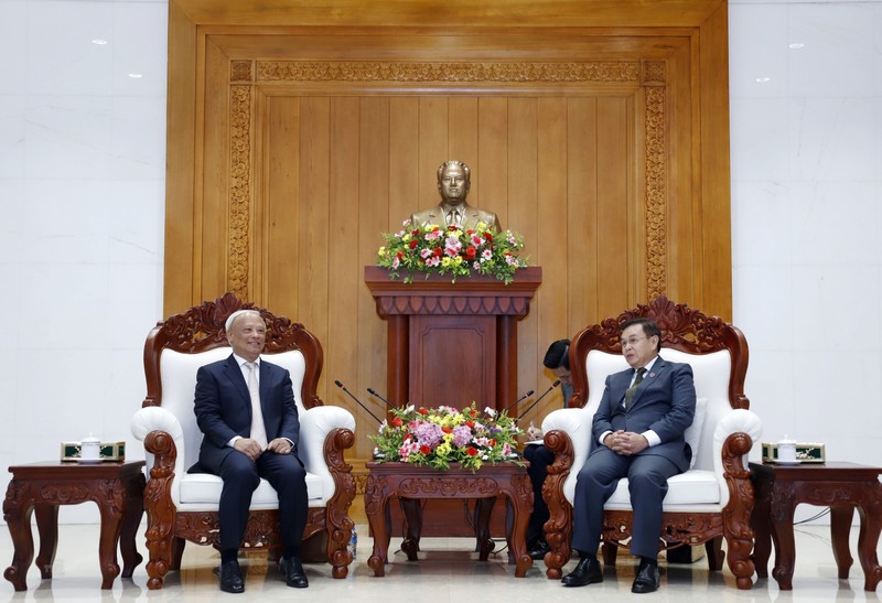 前越南国会副主席、越南和平委员会主席汪周刘会见老挝国会主席赛颂蓬·丰威汉。（图片来源：越通社）